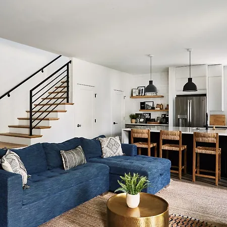 Luxury Retreat With Rooftop Views